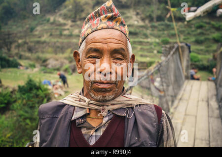 Portrait der Nepalesischen Mann in traditioneller Kleidung in einer Himalayan Dorf Stockfoto