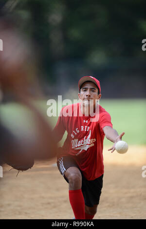 Softball Spieler im Central Park in New York City Stockfoto