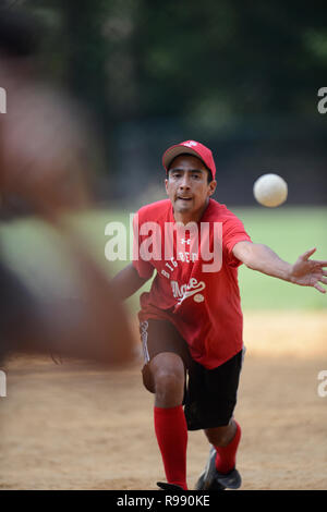 Softball Spieler im Central Park in New York City Stockfoto