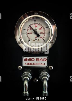 Analog verchromt Manometer mit Hochdruckleitungen in tauchflasche Kompressor. Stockfoto