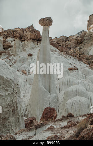 Weiße Säulen als Wahweap Hoodoos im Grand Staircase-Escalante National Monument in Utah, USA, bekannt Stockfoto