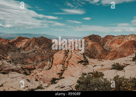 Yant Wohnungen, farbigen Sandstein Felsformationen, ein Wanderweg im südlichen Utah, USA gefunden Stockfoto