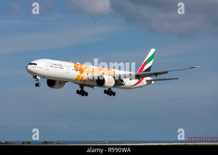 Emirates Boeing 777-31 H/ER (REG: A6-ECU) mit speziellen Expo-Logo 2020 Landebahn 31. Stockfoto