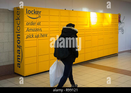 Amazon Schließfächer in Hammersmith, London - ein Self-service-Paket Sammlung Service der Online-händler Amazon Stockfoto