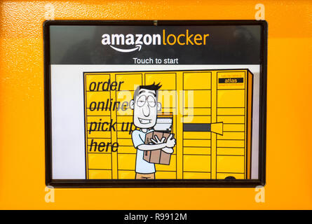 Nahaufnahme von Amazon locker in Hammersmith, London - ein Self-Service-Paketabholung durch den Online-Händler Amazon Stockfoto