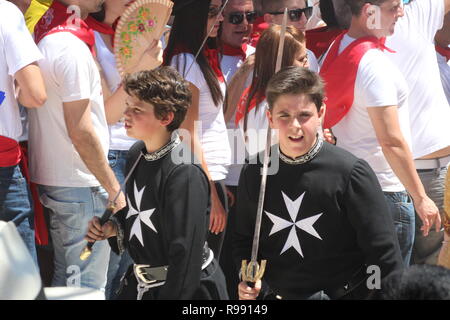 Jungen in der Reihenfolge der Saint John Kostüm in der Prozession an Los Caballos Del Vino Caravaca de la Cruz Stockfoto