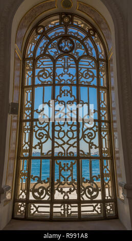 Istanbul, Türkei - im Jahre 1721 gebaut, direkt neben der Bosporus-brücke, die Ortaköy Moschee befindet sich einer der bekanntesten Sehenswürdigkeiten von Istanbul. Stockfoto