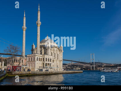 Istanbul, Türkei - im Jahre 1721 gebaut, direkt neben der Bosporus-brücke, die Ortaköy Moschee befindet sich einer der bekanntesten Sehenswürdigkeiten von Istanbul. Stockfoto