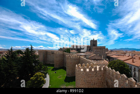 Anzeigen von Avila Kathedrale von Mauern der mittelalterlichen Stadt Stockfoto