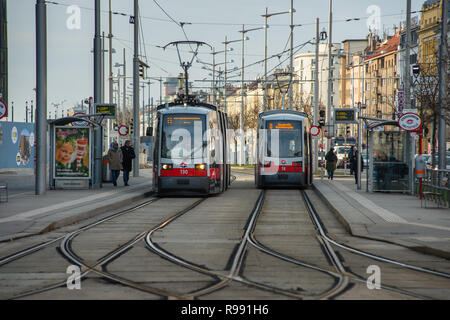 Straßenbahnen auf der Wiedner GŸrtel in der Nähe von Hauptbahnhof, Wien, Österreich. Stockfoto