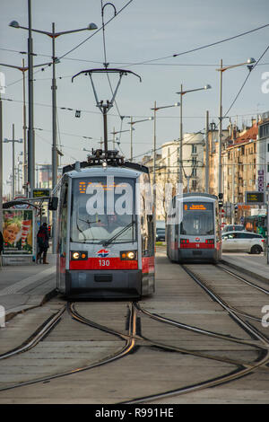 Straßenbahnen auf der Wiedner GŸrtel in der Nähe von Hauptbahnhof, Wien, Österreich. Stockfoto