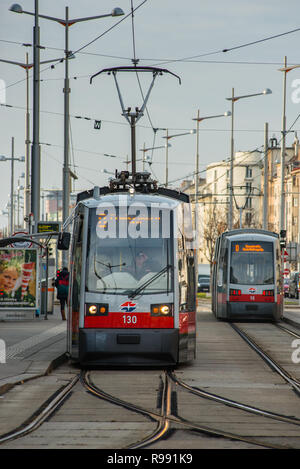 Straßenbahnen auf der Wiedner GŸrtel in der Nähe von Hauptbahnhof, Wien, Österreich. Stockfoto