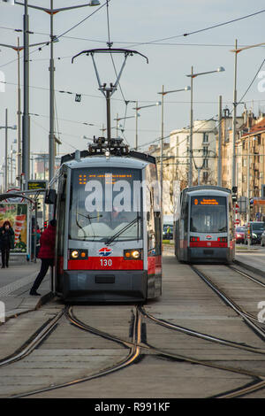 Straßenbahnen auf der Wiedner GŸrtel in der Nähe von Hauptbahnhof, Wien, Österreich. Stockfoto