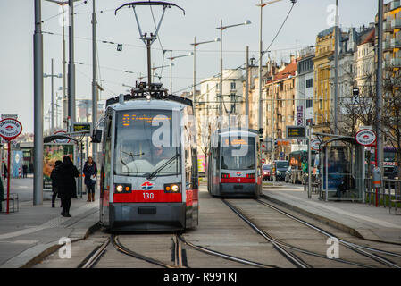 Straßenbahnen auf der Wiedner GŸrtel in der Nähe von Hauptbahnhof, Wien, Österreich. Stockfoto