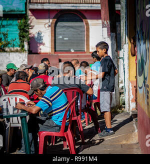 Guatemaltekischen Kinder helfen den Obdachlosen Stockfoto