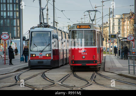 Straßenbahnen auf der Wiedner GŸrtel in der Nähe von Hauptbahnhof, Wien, Österreich. Stockfoto