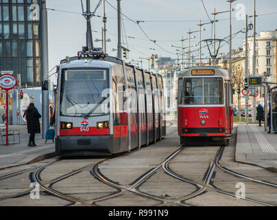 Straßenbahnen auf der Wiedner GŸrtel in der Nähe von Hauptbahnhof, Wien, Österreich. Stockfoto