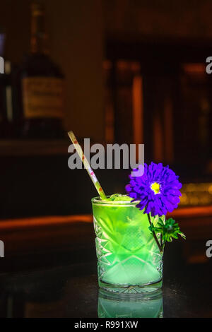 Grüner Cocktail mit Blume Stockfoto