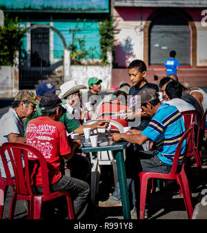 Guatemaltekischen Kinder helfen den Obdachlosen Stockfoto