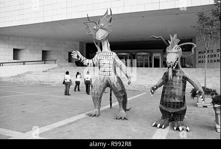 MONTERREY, NL/MEXIKO - 10.November 2003: "Alebrije" Zahlen am Eingang des Museum der Mexikanischen Geschichte Stockfoto