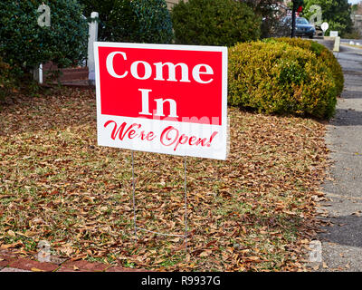 Small yard or snipe sign for a business stating Come In, We're Open, found in Warm Springs Georgia, USA. Stockfoto