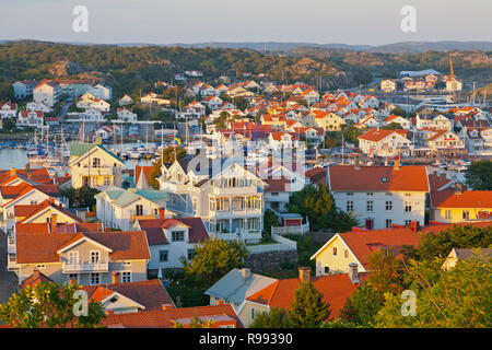 Abendlicher Blick bei Sonnenuntergang der historischen und autofreien Insel Marstrand in der Westküste Archipel, Schweden. Lackiertes Holz- Häuser mit roten Ziegeldächern. Stockfoto