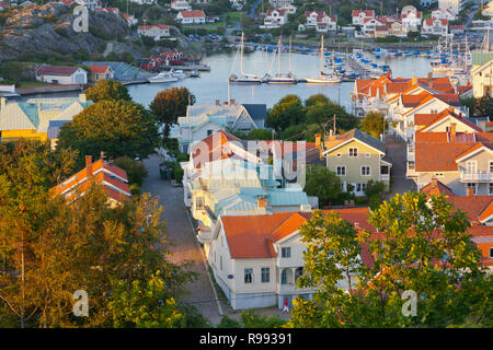 Abendlicher Blick bei Sonnenuntergang der historischen und autofreien Insel Marstrand in der Westküste Archipel, Schweden. Lackiertes Holz- Häuser mit roten Ziegeldächern. Stockfoto