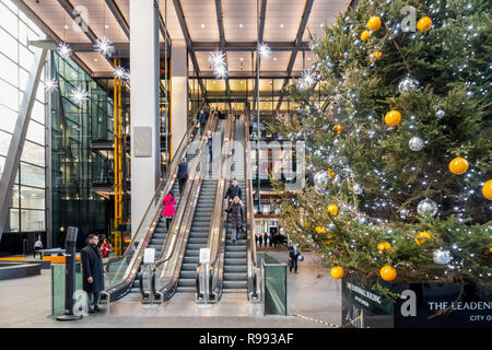 Das Atrium des Leadenhall Building (2015) aka 122 Leadenhall Street und der Cheesegrater, mit einem großen geschmückten Weihnachtsbaum und dekorative sus Stockfoto