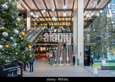 Das Atrium des Leadenhall Building (2015) aka 122 Leadenhall Street und der Cheesegrater, mit großen geschmückten Weihnachtsbäumen Stockfoto