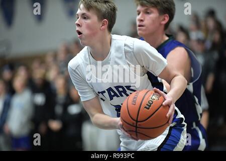 Schutzvorrichtung entlang der Baseline fahren und hinter einem gegnerischen Verteidiger. Stockfoto