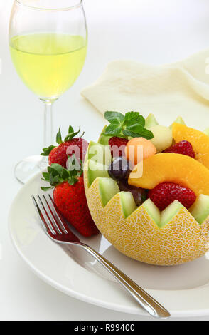 Fancy cut Melone mit sortierten Obst und Saft zu trinken Stockfoto