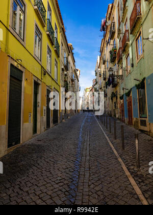 Lissabon - Portugal, eine bunte Straße in der charakteristischen Barrio Alto, das Zentrum des Nachtlebens. Stockfoto