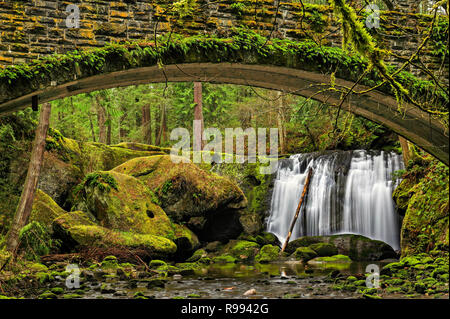 Whatcom fällt ab unter der Brücke in Bellingham, Washington State gesehen Stockfoto