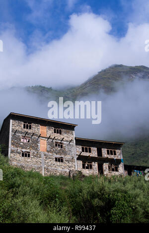 Tamang Heritage Trek (Tag Eins), Nepal. Häuser außerhalb des Dorfes Stockfoto