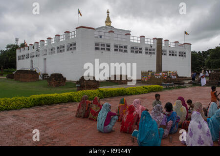 Lumbini, Nepal. Pilger außerhalb des Tempels Stockfoto