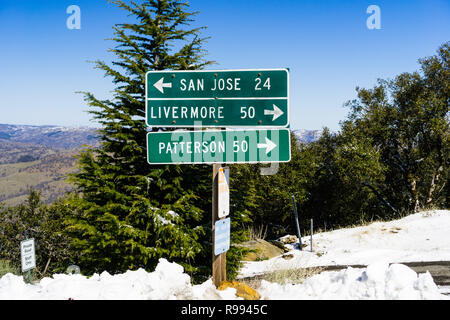 Anfahrtsbeschreibung auf Mt Hamilton auf eine seltene Winter Tag mit Schnee, San Jose, San Francisco Bay Area, Kalifornien Stockfoto