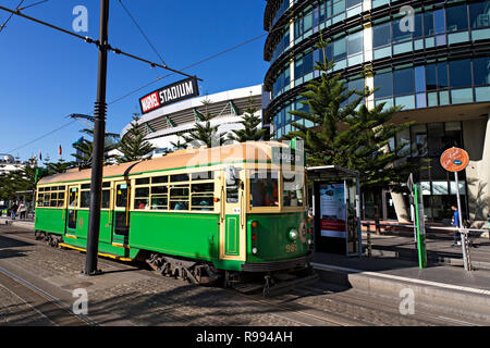 Ein Melbourne vintage Straßenbahn fährt an Hafen Esplanade in Melbourne, Docklands, Victoria Australien. Marvel Stadion kann im Hintergrund gesehen werden. Stockfoto