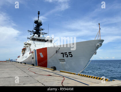 Das Patrouillenboot Munro (WMSL 755) in Honiara auf Guadalcanal, die Salomonen, Nov. 26, 2018 vertäut. Während in Honiara die Crew der Munro eine Umwidmung Zeremonie im Gedenken an die der Cutter Namensvetter Einweisende 1. Klasse Douglas Munro, der sein Leben während der guadalcanal Kampagne hat während des Zweiten Weltkrieges gehalten (U.S. Coast Guard Foto von Petty Officer 3. Klasse Matthew West/Freigegeben) Stockfoto