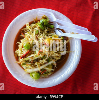 Papaya Salat/Green Papaya Salat pikant Zutaten papaya geschreddert herzhaften garnieren Kraut - Traditionelle thailändische Küche (Som tum Thai) Stockfoto