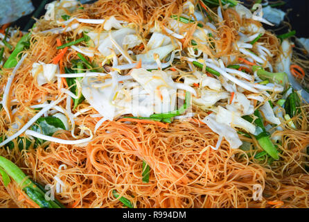 Rühren gebratener Reis Nudeln Nudeln mit Sojasprossen Thai Food/Pad Thai Reis Nudeln in Street Food gebraten Rühren Stockfoto