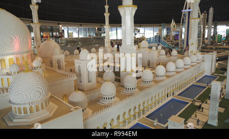 Ausstellung von Mock-ups der Sheikh Zayed Grand Moschee von LEGO-Steine im Miniland LEGOLAND Parks und Resorts in Dubai gemacht Stockfoto