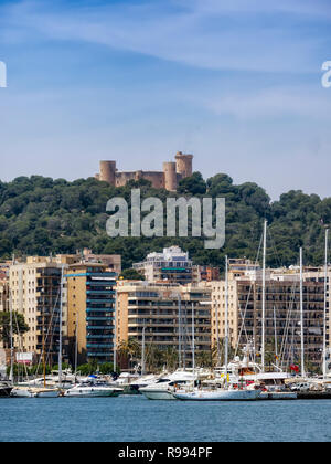 PALMA DE MALLORCA, SPANIEN - 23. MAI 2018: Schloss Bellver über dem Hafen und den Stadtwohnungen Stockfoto