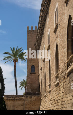 PALMA DE MALLORCA, SPANIEN - 23. MAI 2018: Der Königspalast (Palau de l'Almudaina) Stockfoto