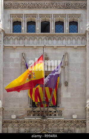 PALMA DE MALLORCA, SPANIEN - 23. MAI 2018: Flaggen vor dem Rathaus (Ajuntament de Palma) am Placa de Cort in der Altstadt Stockfoto