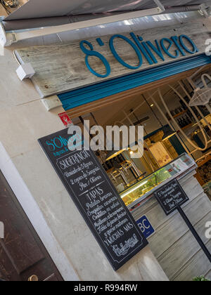 PALMA DE MALLORCA, SPANIEN - 23. MAI 2018: Restaurant S'Olivero am Plaça de Cort in der Altstadt Stockfoto