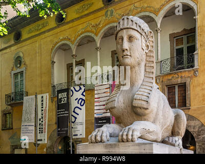 PALMA DE MALLORCA, SPANIEN - 23. MAI 2018: Eine Sphinx-Statue entlang des Passeig des Born mit der Galerie Box 27 im Hintergrund Stockfoto