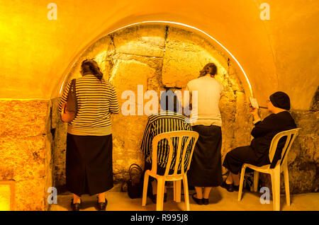 Jerusalem, Israel, 23. Juli 2015: Frauen beten U-Bahn im Tunnel Stockfoto