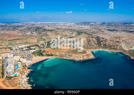 Luftaufnahme von Golden Bay Beach, Ghajn Tuffieha Bay. Mellieha, Region Nord, Malta Insel. Malta von oben. Stockfoto