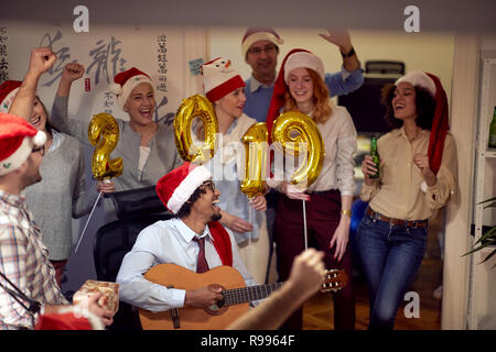 Feiern Weihnachten Spaß mit Song Business Group Menschen Stockfoto