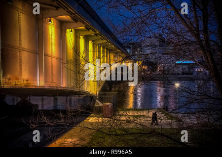 Nachtansicht von Branko's Bridge in Belgrad Stockfoto